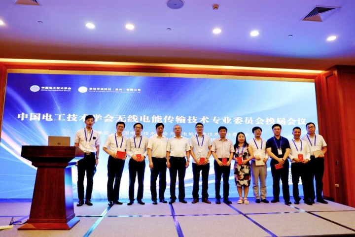 1599285583602814.jpg 当选的正副主任委员(左二为朱春波教授,右一为宋凯副教授).jpg